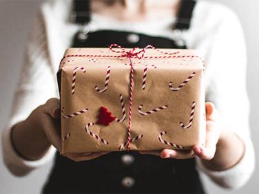 6 ways your business can give back this holiday season